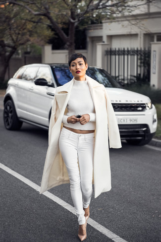 Comment porter un manteau blanc: Associe un manteau blanc avec un jean skinny blanc pour un look de tous les jours facile à porter. Termine ce look avec une paire de escarpins en cuir marron clair.