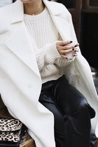 Comment porter une pochette en daim marron clair: Porte un manteau blanc et une pochette en daim marron clair pour un look confortable et décontracté.