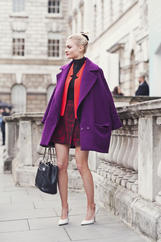Comment porter un manteau violet clair: Pense à marier un manteau violet clair avec une minijupe en tweed rouge pour achever un style chic et glamour. Cet ensemble est parfait avec une paire de escarpins en cuir blancs.