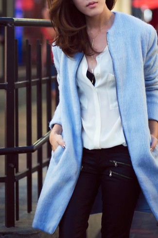 Comment porter un manteau bleu clair: Marie un manteau bleu clair avec un jean skinny noir pour un look de tous les jours facile à porter.