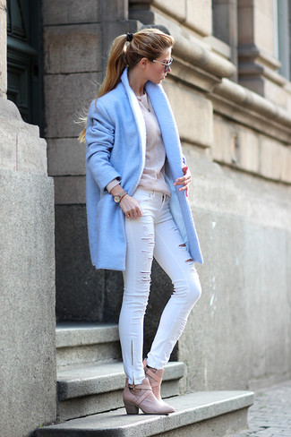 Comment porter un jean skinny blanc et noir: Marie un manteau bleu clair avec un jean skinny blanc et noir pour affronter sans effort les défis que la journée te réserve. Termine ce look avec une paire de bottines en cuir roses.