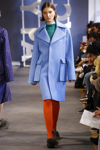 Tenue: Manteau bleu clair, Pull à col rond bleu canard, Collants orange