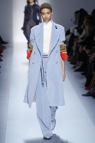 Tenue: Manteau en velours côtelé bleu clair, Pull à col roulé blanc, Pantalon large en velours côtelé bleu clair, Bottines plates à lacets en cuir bleu clair