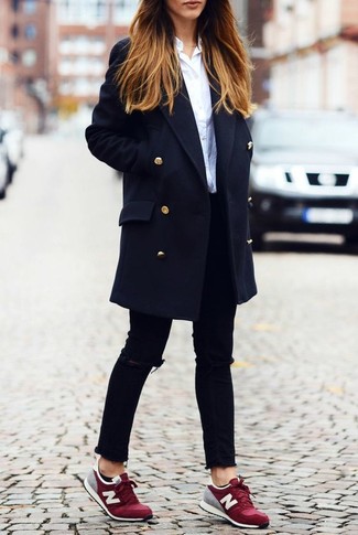 Comment porter un jean skinny déchiré noir: Essaie d'harmoniser un manteau bleu marine avec un jean skinny déchiré noir pour affronter sans effort les défis que la journée te réserve. Si tu veux éviter un look trop formel, assortis cette tenue avec une paire de baskets basses bordeaux.