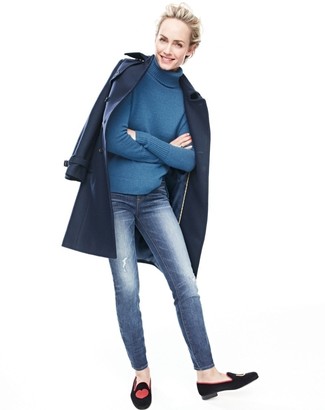 Comment s'habiller après 40 ans: Pense à harmoniser un manteau bleu marine avec un jean bleu pour une tenue confortable aussi composée avec goût. Une paire de des slippers en daim brodés noirs est une option génial pour complèter cette tenue.