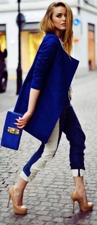 Comment porter une pochette en cuir bleue: Marie un manteau bleu avec une pochette en cuir bleue pour un look idéal le week-end. Une paire de escarpins en cuir marron clair est une option astucieux pour complèter cette tenue.