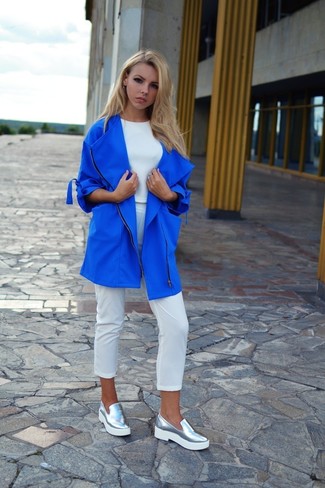 Tenue: Manteau bleu, Top court blanc, Pantacourt blanc, Mocassins plateforme en cuir argentés