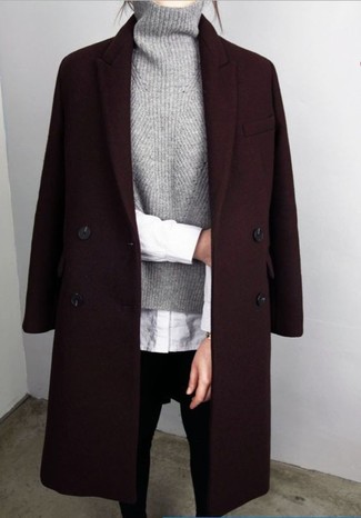 Tenue: Manteau bordeaux, Pull à col roulé en tricot gris, Chemise de ville blanche, Jean skinny noir