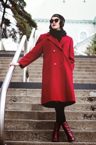 Comment porter des bottines en cuir rouges: Pense à opter pour un manteau rouge si tu recherches un look stylé et soigné. Cette tenue est parfait avec une paire de bottines en cuir rouges.