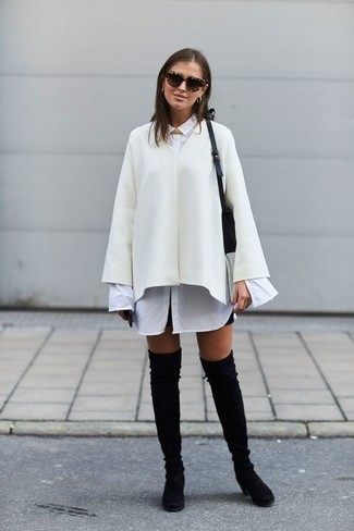 Comment porter une minijupe noire: Pense à porter un manteau cape blanc et une minijupe noire pour une tenue confortable aussi composée avec goût. Cet ensemble est parfait avec une paire de cuissardes en daim noires.