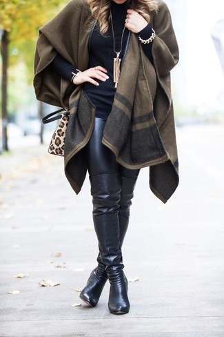 Comment porter un manteau cape: Associe un manteau cape avec des leggings en cuir noirs pour une tenue confortable aussi composée avec goût. Habille ta tenue avec une paire de cuissardes en cuir noires.
