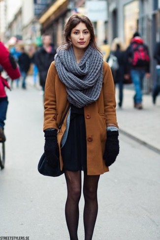 Comment porter une écharpe en tricot grise: Associe un manteau marron avec une écharpe en tricot grise pour un look idéal le week-end.