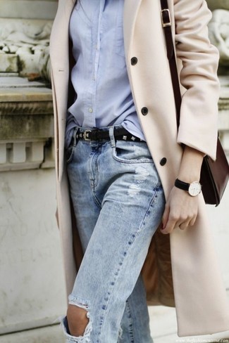Comment porter une ceinture en cuir à clous noire: Associe un manteau beige avec une ceinture en cuir à clous noire pour une tenue idéale le week-end.