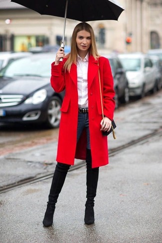 Tenue: Manteau rouge, Chemise de ville blanche, Jean skinny bleu marine, Cuissardes en daim noires
