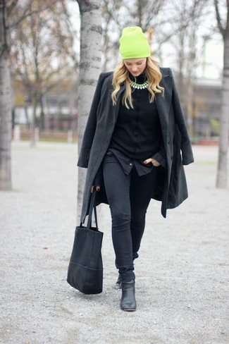 Tenue: Manteau gris foncé, Chemise de ville noire, Jean skinny noir, Bottines en cuir noires