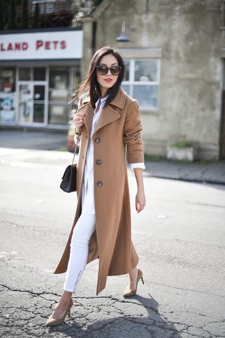 Comment porter des escarpins en daim marron clair: Harmonise un manteau marron clair avec un jean skinny blanc pour créer un style chic et glamour. Une paire de escarpins en daim marron clair est une option parfait pour complèter cette tenue.