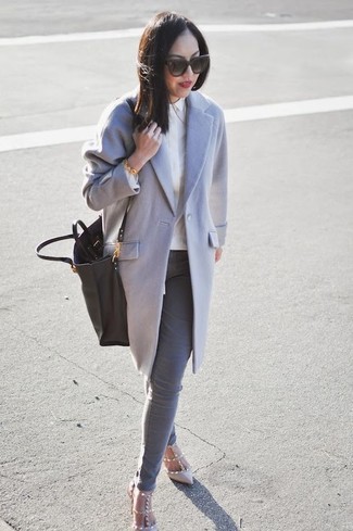 Comment porter des escarpins en cuir à clous beiges: Marie un manteau gris avec un jean skinny gris pour un look de tous les jours facile à porter. Cet ensemble est parfait avec une paire de escarpins en cuir à clous beiges.
