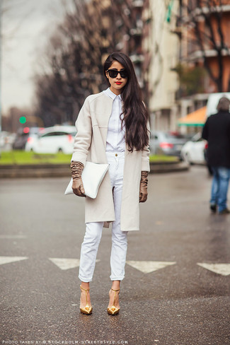 Tenue: Manteau beige, Chemise de ville blanche, Jean skinny blanc, Escarpins en cuir dorés