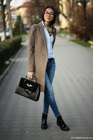 Comment porter une écharpe olive: Marie un manteau marron avec une écharpe olive pour un look confortable et décontracté. Une paire de bottines en cuir noires est une option parfait pour complèter cette tenue.