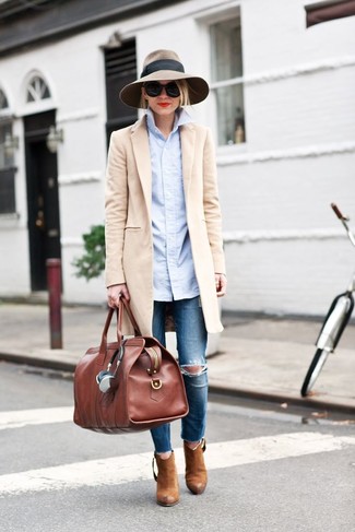 Comment porter des bottines en cuir marron foncé: Essaie d'associer un manteau beige avec un jean skinny déchiré bleu pour créer un style chic et glamour. Une paire de bottines en cuir marron foncé est une option astucieux pour complèter cette tenue.