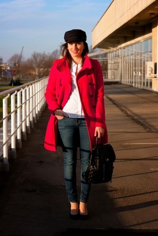 Tenue: Manteau rouge, Chemise de ville blanche, Jean skinny bleu marine, Escarpins en daim noirs