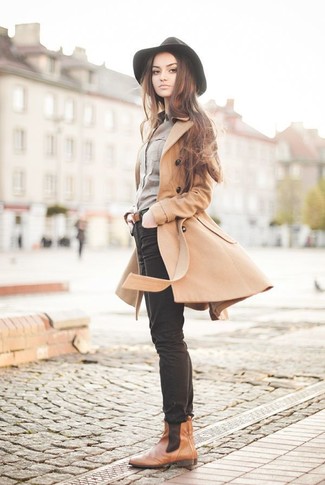 Pense à opter pour un manteau marron clair et un jean skinny noir pour une tenue confortable aussi composée avec goût. Tu veux y aller doucement avec les chaussures? Assortis cette tenue avec une paire de des bottines chelsea en cuir marron pour la journée.