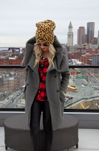 Comment porter un bonnet imprimé léopard marron clair: Pense à harmoniser un manteau gris foncé avec un bonnet imprimé léopard marron clair pour créer un look génial et idéal le week-end.