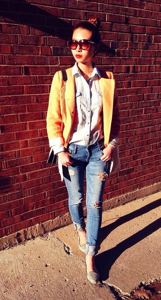 Comment porter un manteau orange: Pense à harmoniser un manteau orange avec un jean skinny déchiré bleu pour une tenue raffinée mais idéale le week-end. Complète ce look avec une paire de ballerines en daim ornées blanches.