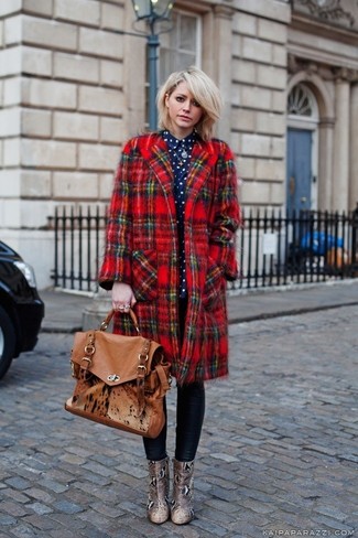 Comment porter un cartable en cuir marron: Choisis un manteau écossais rouge et un cartable en cuir marron pour un look idéal le week-end. Complète ce look avec une paire de bottines en cuir imprimées serpent marron clair.