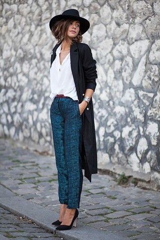 Comment porter un pantalon slim bleu canard: Essaie d'harmoniser un manteau noir avec un pantalon slim bleu canard si tu recherches un look stylé et soigné. Cette tenue est parfait avec une paire de escarpins en daim noirs.