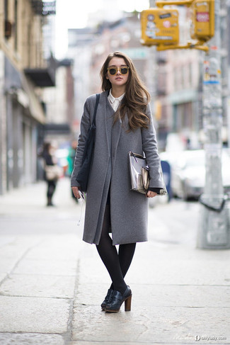 Comment porter des talons hauts à pampilles: Associe un manteau gris avec une chemise de ville blanche pour se sentir en toute confiance et être à la mode. Cette tenue est parfait avec une paire de talons hauts à pampilles.