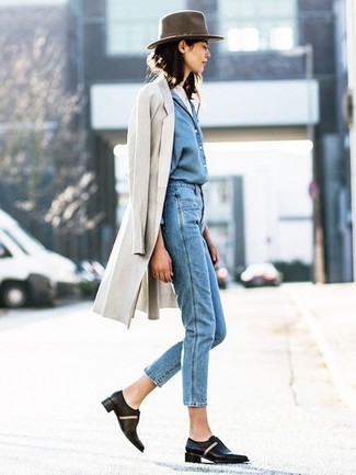 Comment porter des chaussures richelieu en cuir noires: Associe un manteau beige avec un jean bleu pour un look de tous les jours facile à porter. Cette tenue est parfait avec une paire de chaussures richelieu en cuir noires.