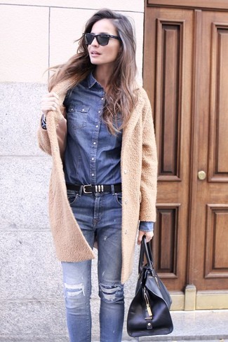 Comment porter un manteau texturé: Essaie d'associer un manteau texturé avec un jean skinny déchiré bleu pour une tenue idéale le week-end.