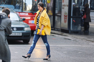 Comment porter une pochette en cuir jaune: Marie un manteau jaune avec une pochette en cuir jaune pour créer un look génial et idéal le week-end. Une paire de escarpins en daim bleu marine est une option génial pour complèter cette tenue.