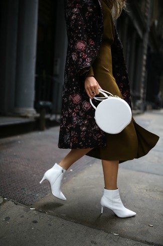 Comment porter un sac bandoulière en cuir blanc: Pense à opter pour un manteau à fleurs noir et un sac bandoulière en cuir blanc pour une impression décontractée. Cette tenue se complète parfaitement avec une paire de bottines en cuir blanches.