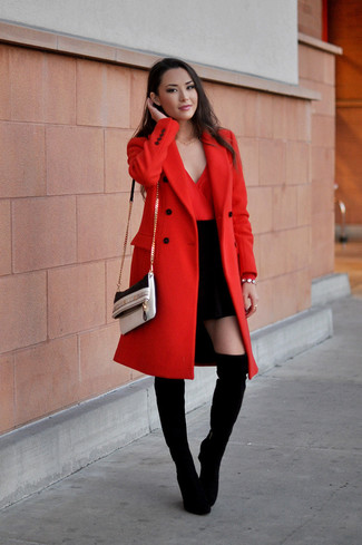 Comment porter une minijupe noire: Pour une tenue de tous les jours pleine de caractère et de personnalité pense à associer un manteau rouge avec une minijupe noire. Une paire de cuissardes en daim noires est une option génial pour complèter cette tenue.