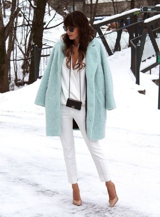 Comment porter un pantalon slim blanc: Porte un manteau bleu clair et un pantalon slim blanc pour aller au bureau. Complète ce look avec une paire de escarpins en cuir marron clair.