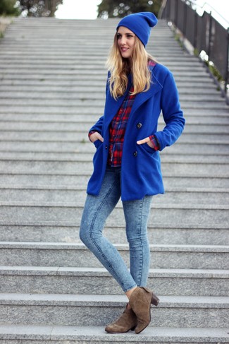 Comment porter un chemisier boutonné écossais bordeaux: Essaie d'harmoniser un chemisier boutonné écossais bordeaux avec un jean skinny bleu pour achever un style chic et glamour. Cette tenue est parfait avec une paire de bottines en daim marron.