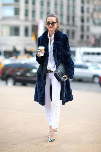 Tenue: Manteau de fourrure bleu marine, Chemise de ville blanche, Jean skinny blanc, Escarpins en cuir imprimés léopard blancs