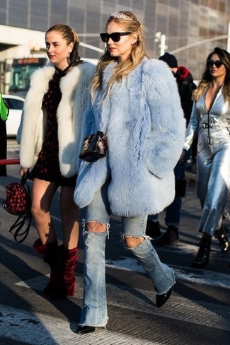 Comment porter un jean flare déchiré bleu clair: Pense à porter un manteau de fourrure bleu clair et un jean flare déchiré bleu clair pour créer un style chic et glamour. Termine ce look avec une paire de bottines en cuir noires.