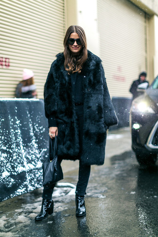 Tenue: Manteau de fourrure noir, Jean skinny noir, Bottines en cuir noires, Sac fourre-tout en cuir noir