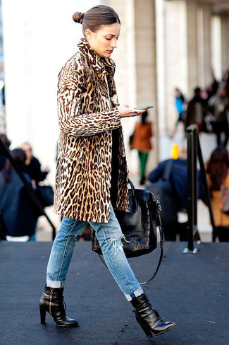 Comment porter un jean bleu: Essaie d'harmoniser un manteau de fourrure imprimé léopard marron clair avec un jean bleu pour une tenue idéale le week-end. Assortis ce look avec une paire de bottines en cuir noires.