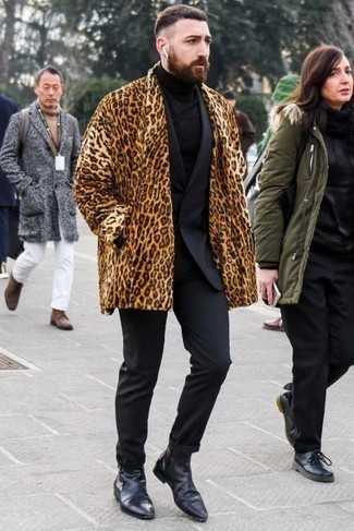 Tenue: Manteau de fourrure imprimé léopard marron, Costume noir, Pull à col roulé noir, Bottines chelsea en cuir noires