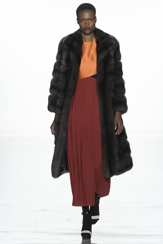 Tenue: Manteau de fourrure marron foncé, Robe de soirée plissée bordeaux, Sandales à talons en cuir blanches et noires, Collants noirs