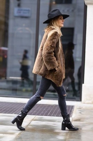 Tenue: Manteau de fourrure marron, Jean skinny déchiré gris foncé, Bottines en cuir noires, Chapeau en laine noir