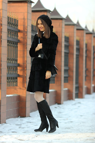 Tenue: Manteau de fourrure noir, Bottes hauteur genou en cuir noires, Sac bandoulière en cuir noir, Béret noir