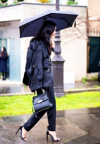 Comment porter un manteau de fourrure noir: Sans l'ombre d'un doute, tu auras l'air scandaleusement ravissante dans un manteau de fourrure noir et un pantalon de costume noir. Cette tenue est parfait avec une paire de sandales à talons en cuir noires.
