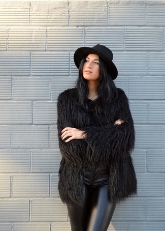 Comment porter un manteau de fourrure noir: Porte un manteau de fourrure noir et un pantalon slim en cuir noir pour se sentir en toute confiance et être à la mode.