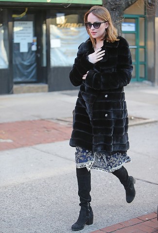 Tenue de Dakota Johnson: Manteau de fourrure noir, Robe midi brodée bleu marine, Bottes hauteur genou en daim noires