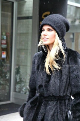 Comment porter un manteau de fourrure noir: Choisis un manteau de fourrure noir pour voler la vedette.